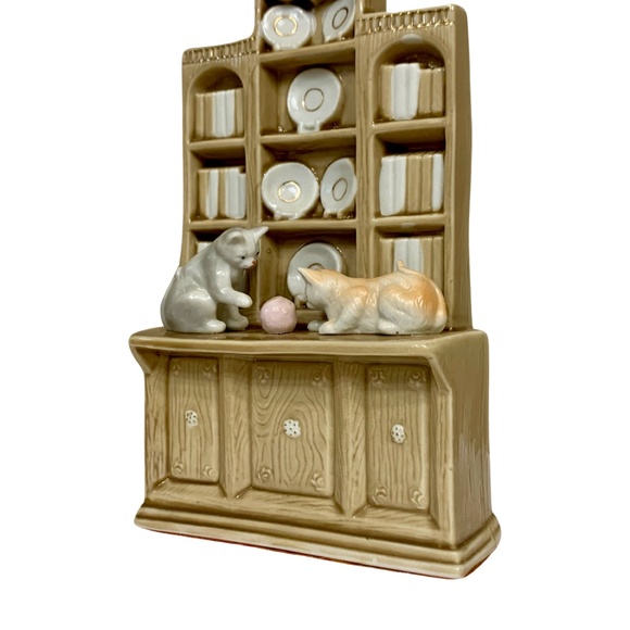 Mischievous Kitten Bookshelf Play Figurine, Gold Trim, Vintage - (1980's) - Picture 9 of 10